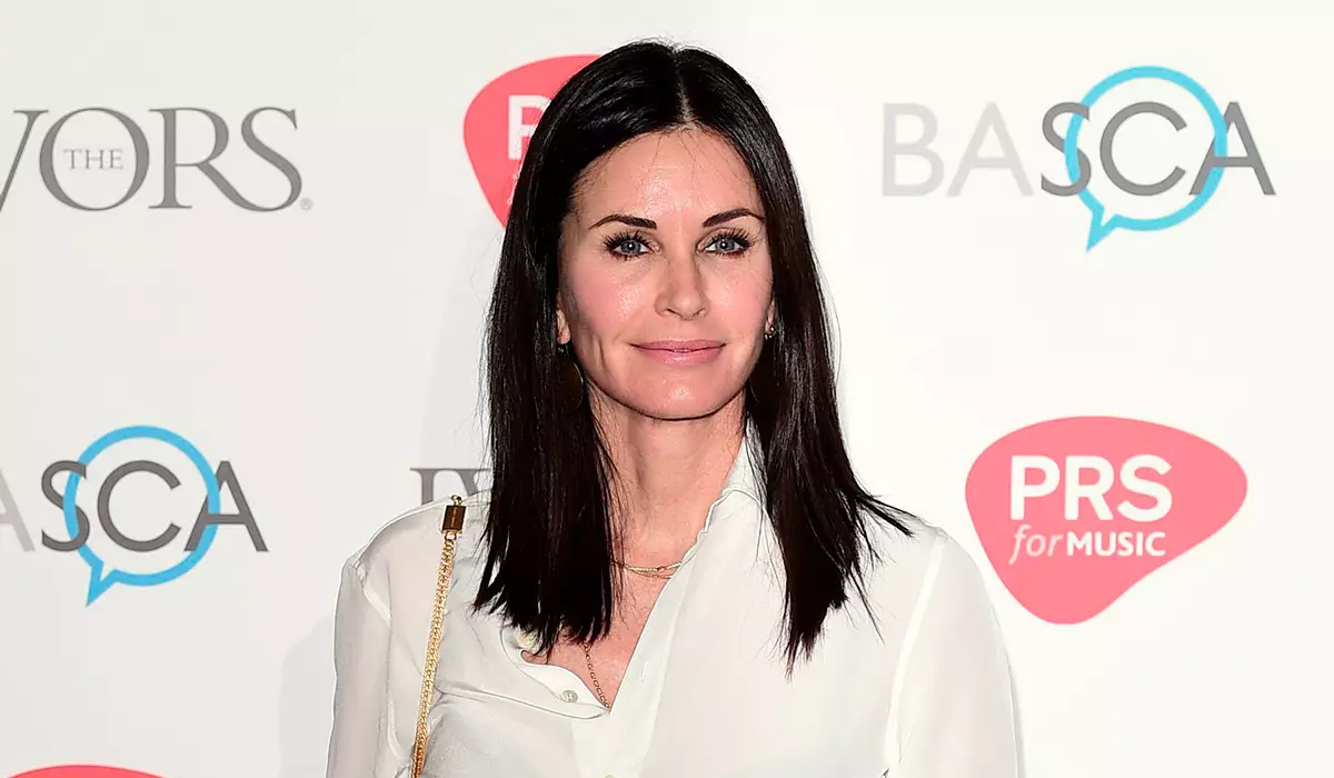 Foto: Courtney Cox notverti iepirkšanās ar līgavaini