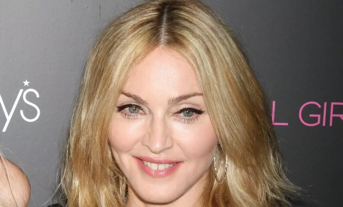 Madonna sette syn holle nei it lichem fan in jong famke: Foto