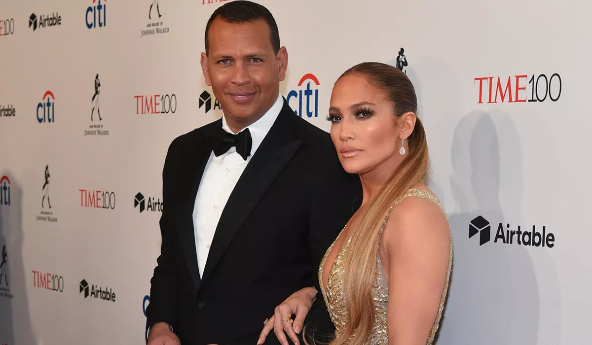 Jennifer Lopez provas gardi rilatojn kun la fianĉo: "Li provas tre forte"