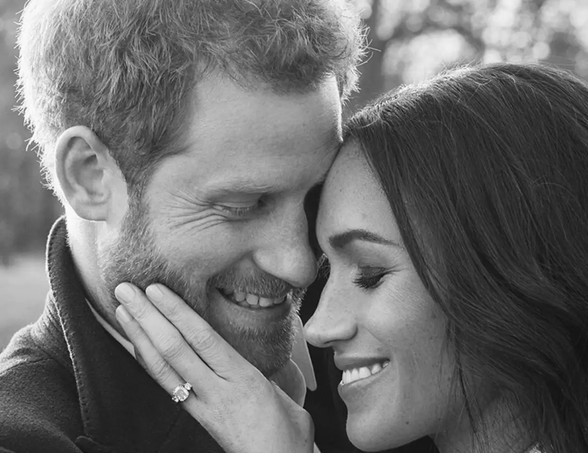 Potret resmi Pangeran Harry dan Megan Owl pada kesempatan keterlibatan disajikan.