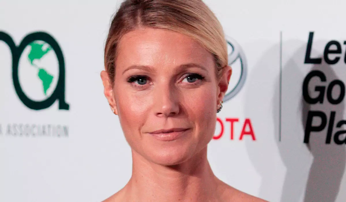 Tus ntxhais gwyneth Paltrow kov nws ntawm ib hnub nyuaj: Duab