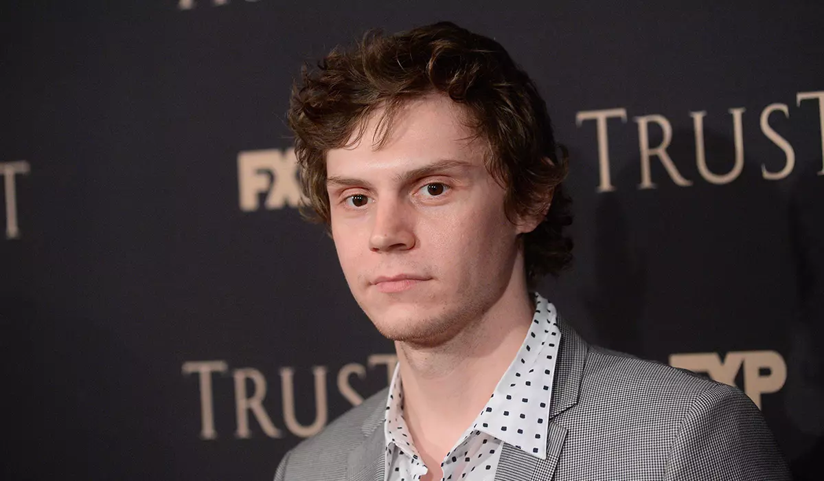 Evan Peters atliks tikrą maniaką serijoje nuo Ryano Murphy