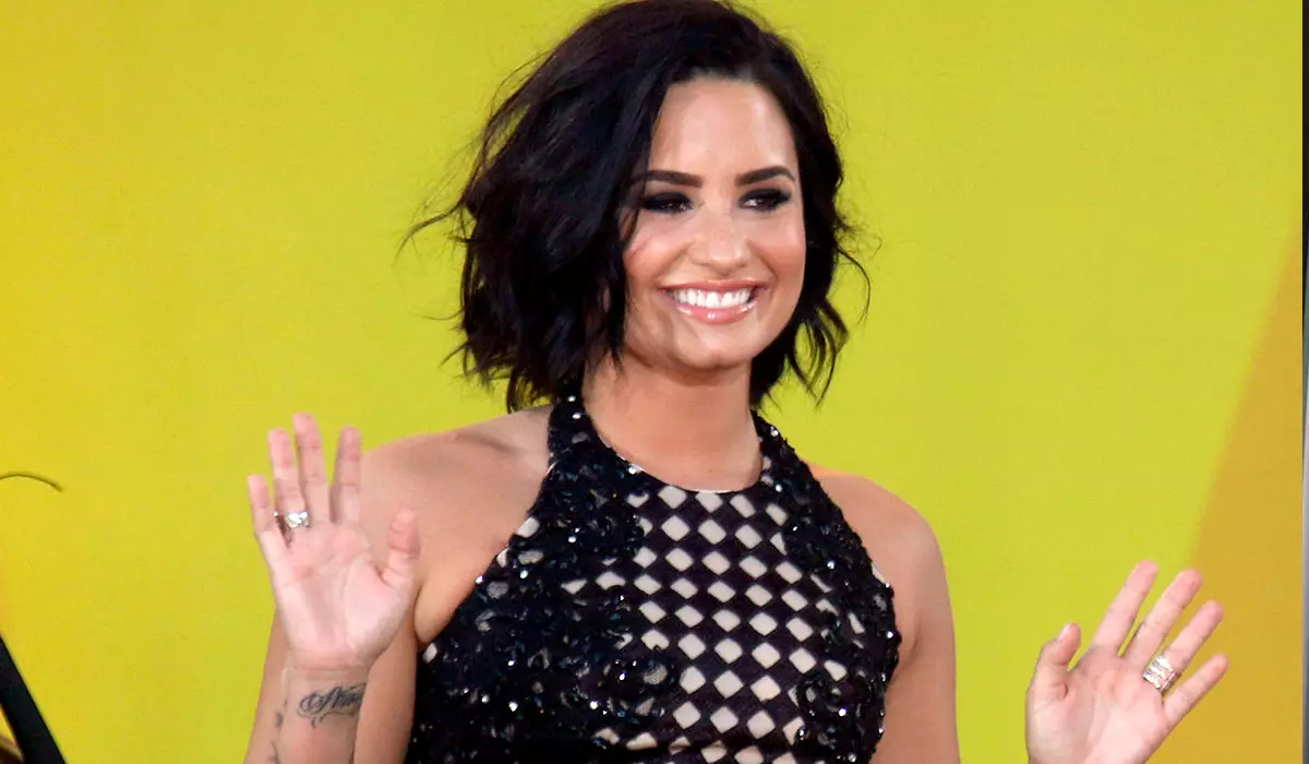 "Kuv tsis paub leej twg qhwv nrog": Demi lovato qhia rau cov laj thawj rau kev tu cev nrog lub fiance.