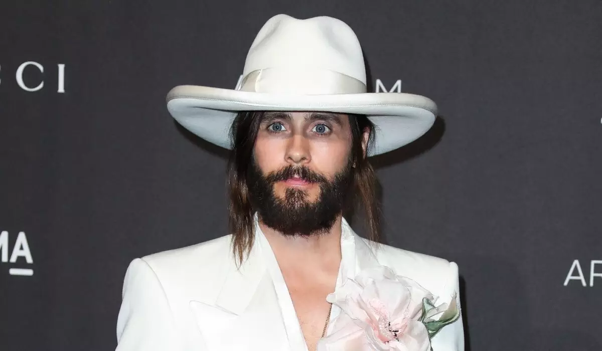 Jared Summer va demostrar un ventre de cervesa al tiroteig "Gucci"