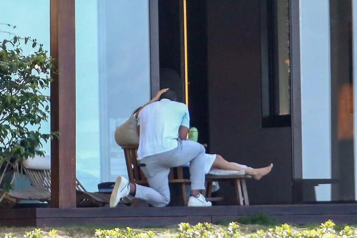 Pomoč v veljavi: Jennifer Lopez se je ujel poljubljanje z nevesto 63750_2