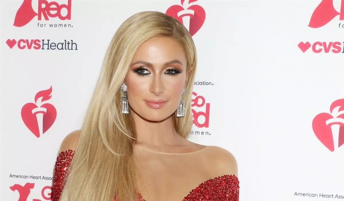 Tampaknya: Paris Hilton malu oleh foto sosial "tidak senonoh"