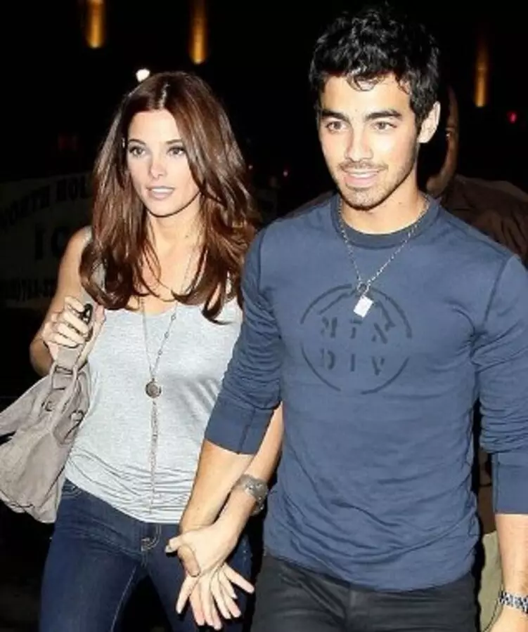 Joe Jonas ti wa ni lilọ lati ṣe eeru alawọ ewe Ashley?