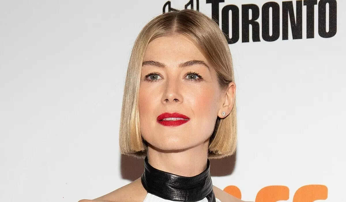 Kintana "nanjavona" rosamund pike pike ny loka rehetra ao amin'ny zaridaina