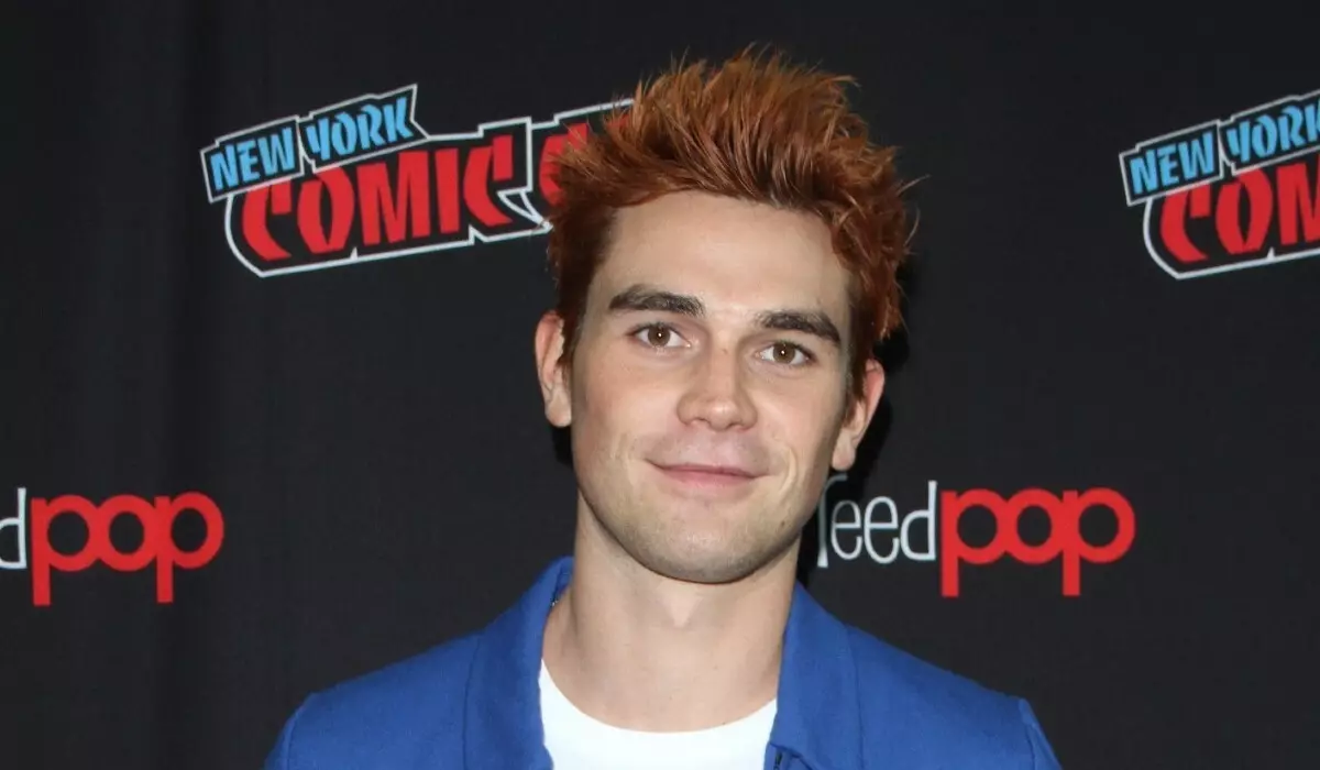 The Star of "Riverdale" Kay Jay Apa bercakap tentang sisi gelap kemuliaan dan Couke