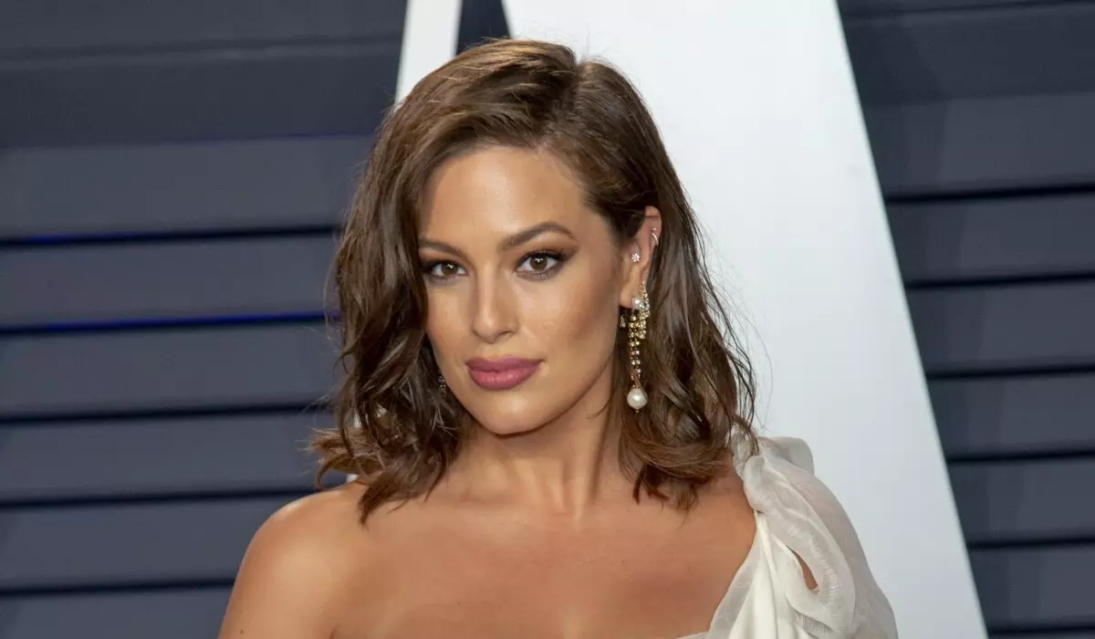 Dëst ass d'Norm: Ashley Graham sot, datt d'Broscht net veruerteelt gëtt