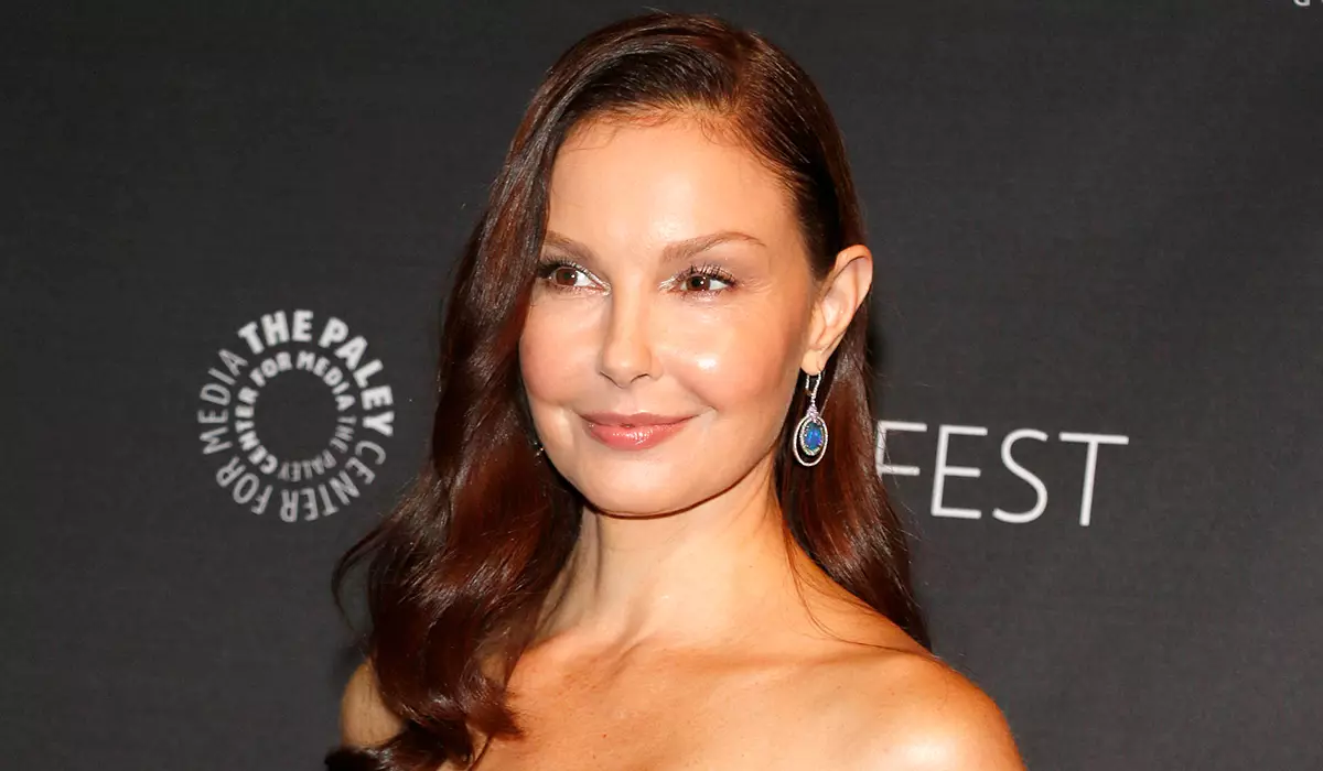 "A na-enyocha nke a: Ashley Judd gosipụtara foto" 55 nzọpụta "n'ụlọ ọgwụ