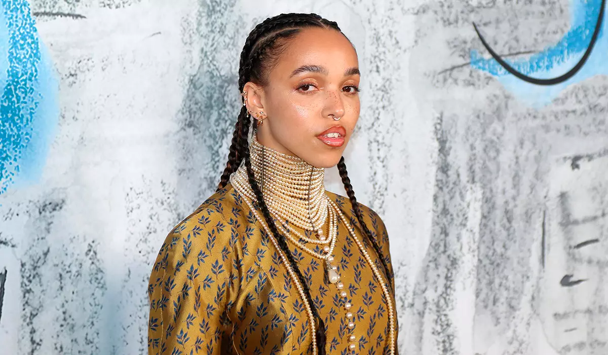 FKA Twigs បានចែករំលែកព័ត៌មានលំអិតយ៉ាងជិតស្និទ្ធនៃប្រលោមលោកជាមួយនឹង shay labuff