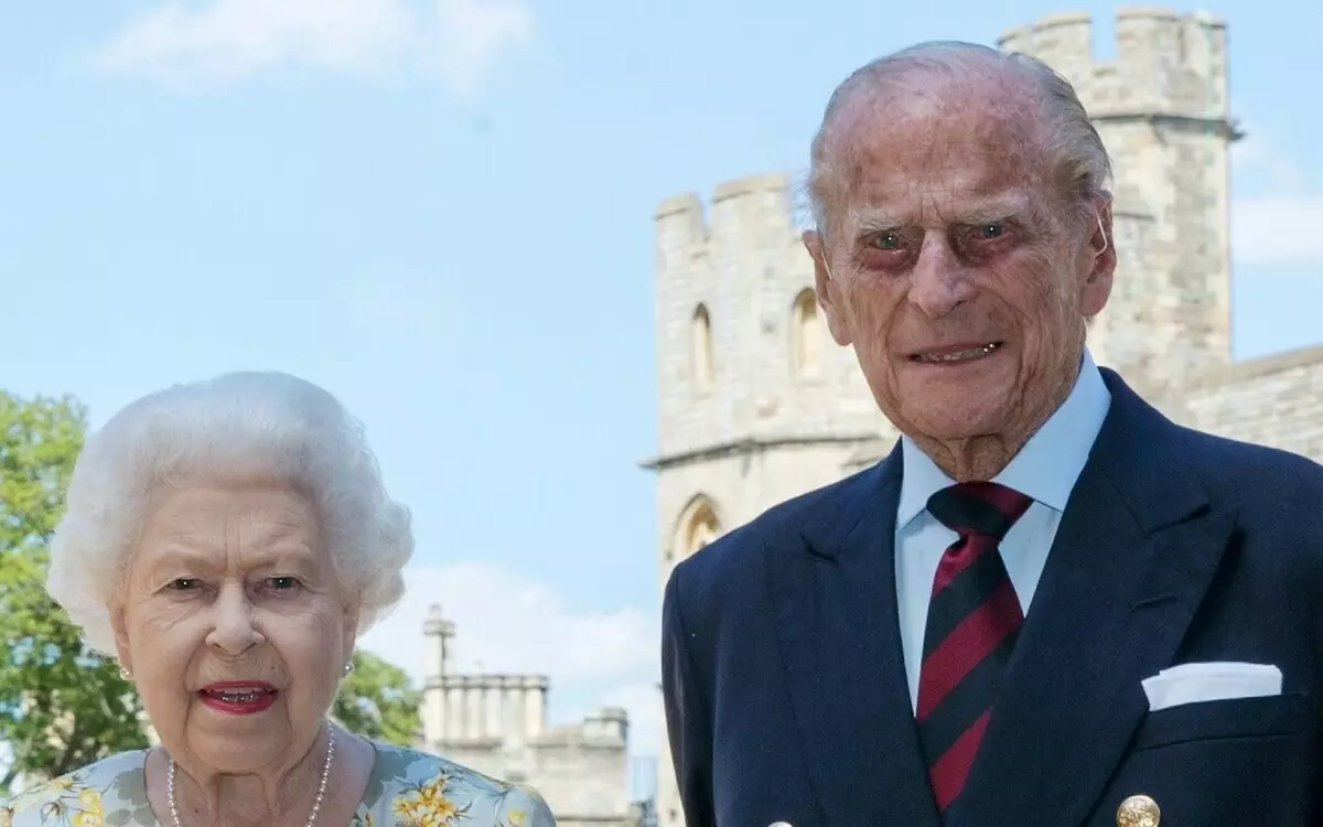 Mannen Elizabeth II, 99-årig prins Philip, var brådskande sjukhus