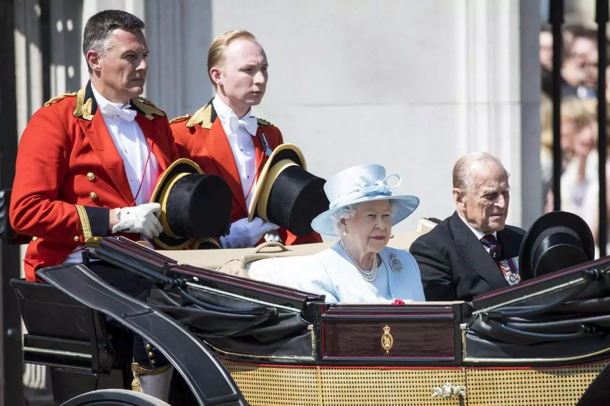 El marido Elizabeth II, el príncipe de 99 años, Philip, fue urgentemente hospitalizado 65057_2