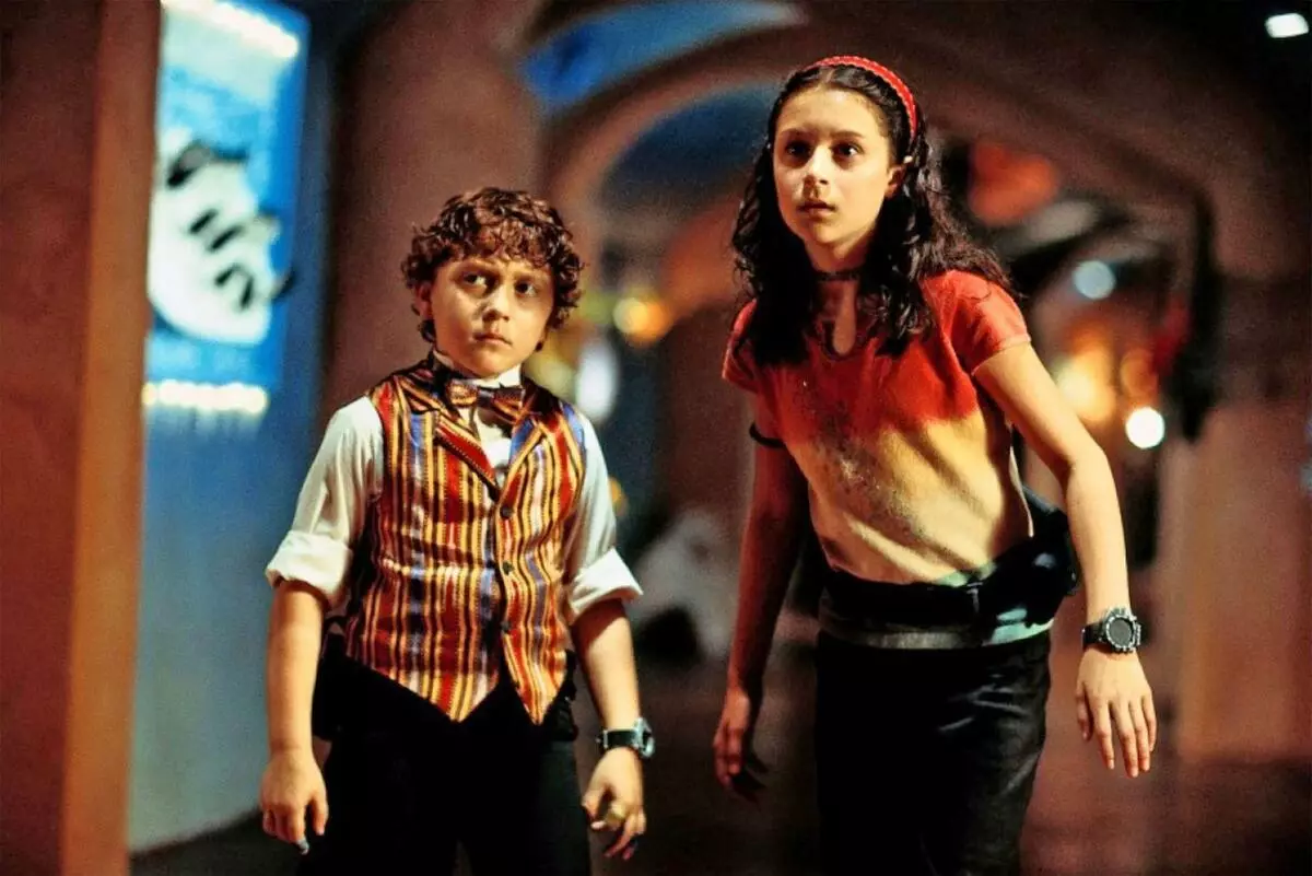 Megan Ereynor haamumire mukana wekupfeka Mwanakomana mune sutu juni cortez kubva ku 