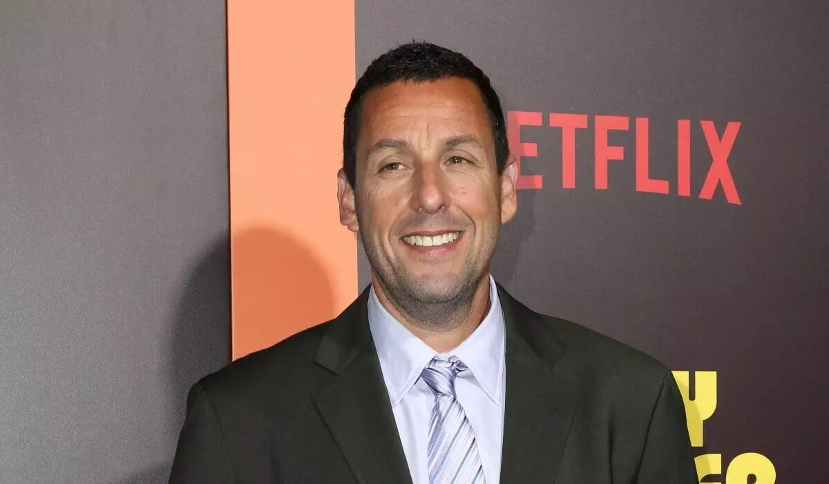 Adam Sandler mencatat peringatan 25 tahun "Lucky Gilmor" di lapangan golf