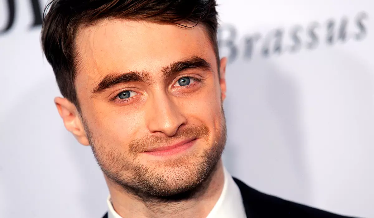 "20 jaroj da magio": Elija Wood kaj Daniel Radcliffe ornamita Imperia Kovrilo