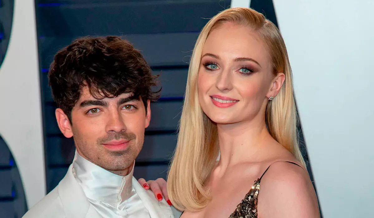 Rhannodd Joe Jonas lun "beichiog" llun Sophie Turner i anrhydeddu'r gwyliau