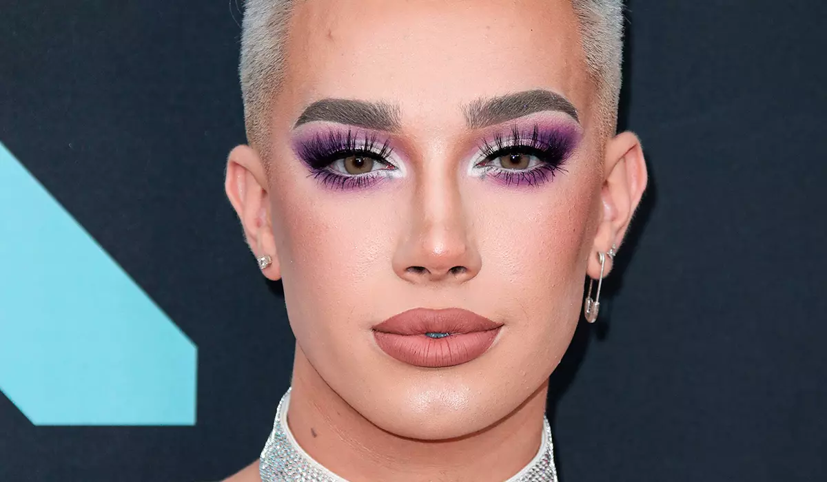 Blogger malaza James Charles dia bevohoka mandritra ny 24 ora