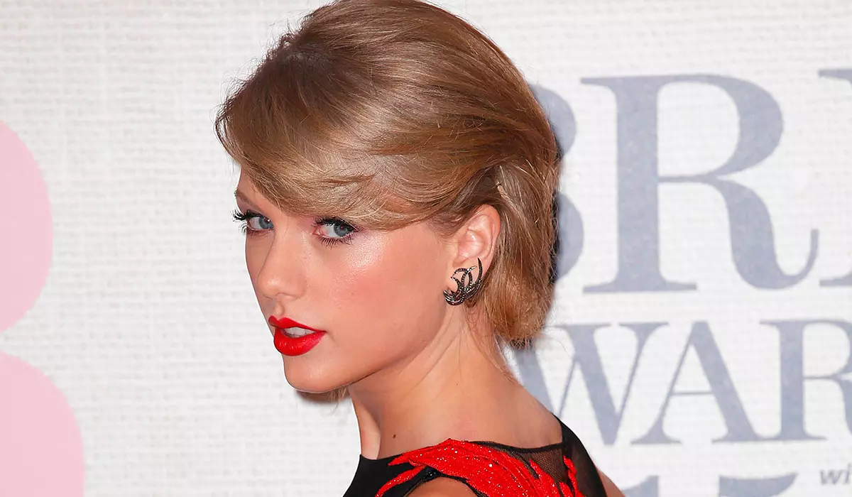 Taylor Swift berpindah ke teman lelaki Joe Alvin semasa pengasingan