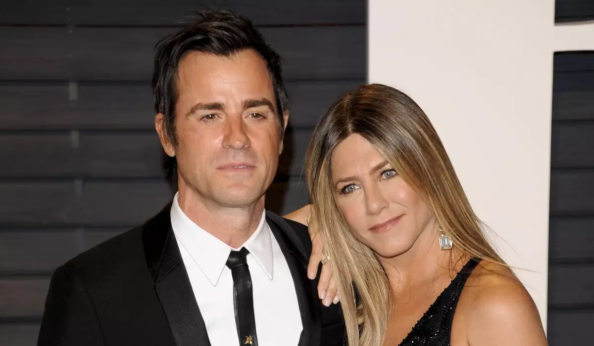 Eardere man Jennifer Aniston dielde in persoanlike foto ta eare fan har 52e jubileum