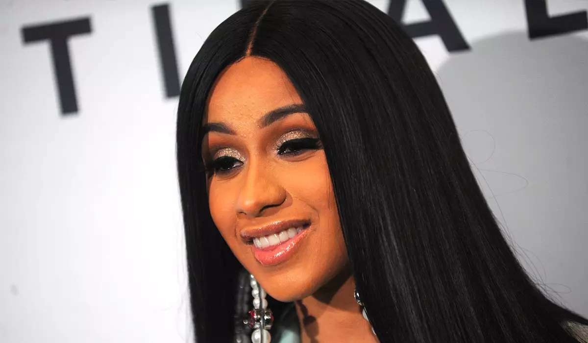 "Aliamka dakika 20 zilizopita": Cardi BI ilionyesha video "ya uaminifu" bila babies