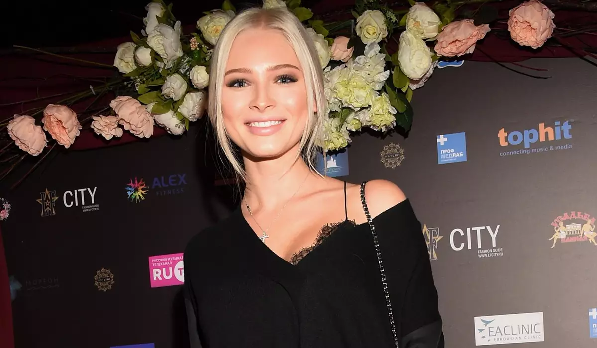 "Pomaliza Olemera": Alena Shishkova adakondweretsa mafani ndi chithunzithunzi mu zovala zamkati