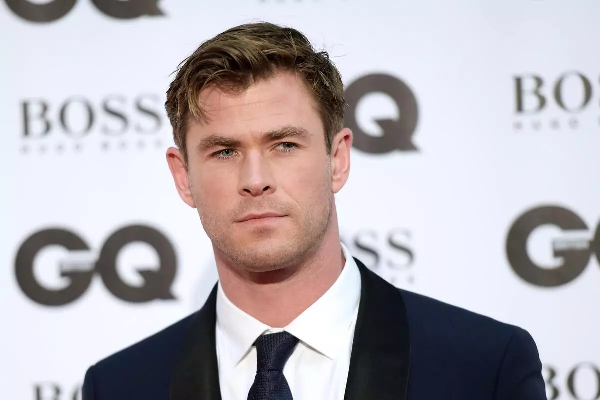 Double Hemsworth gilî li ser veguherîna wî ya ji bo fîlimê "Tor: Love û Thunder" kir