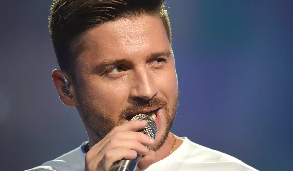 "Manje de pitza ak yon plak makawon": Lazarev "plenyen" sou patnè yo dans apeti