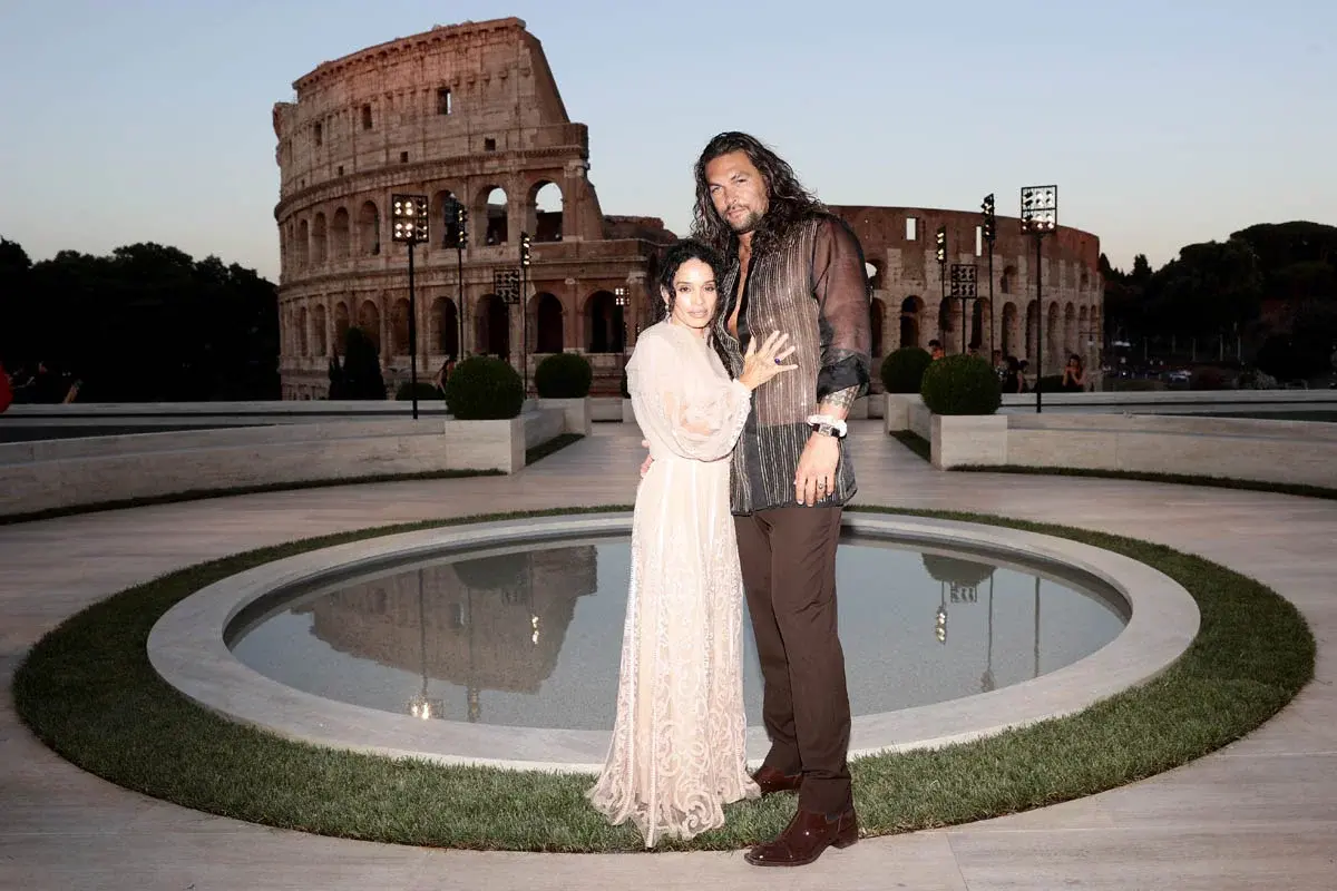 Ifoto: UJason Momoa, i-kenno verka, i-charine zeta-jones kunye nezinye iinkwenkwezi kwi-fendi bonisa i-feris