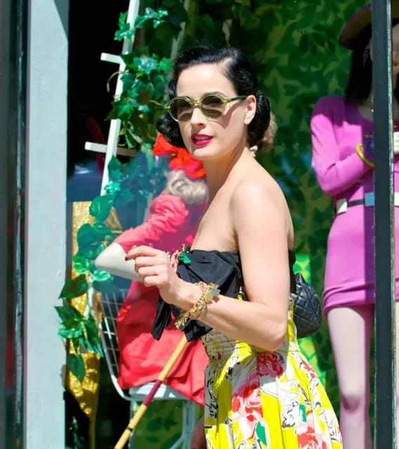 Siyani Chiyero: Katy Perry, Diit Tiz Kumbuyo, Sienna Miller, Adam Sandler ndi ena 67259_6