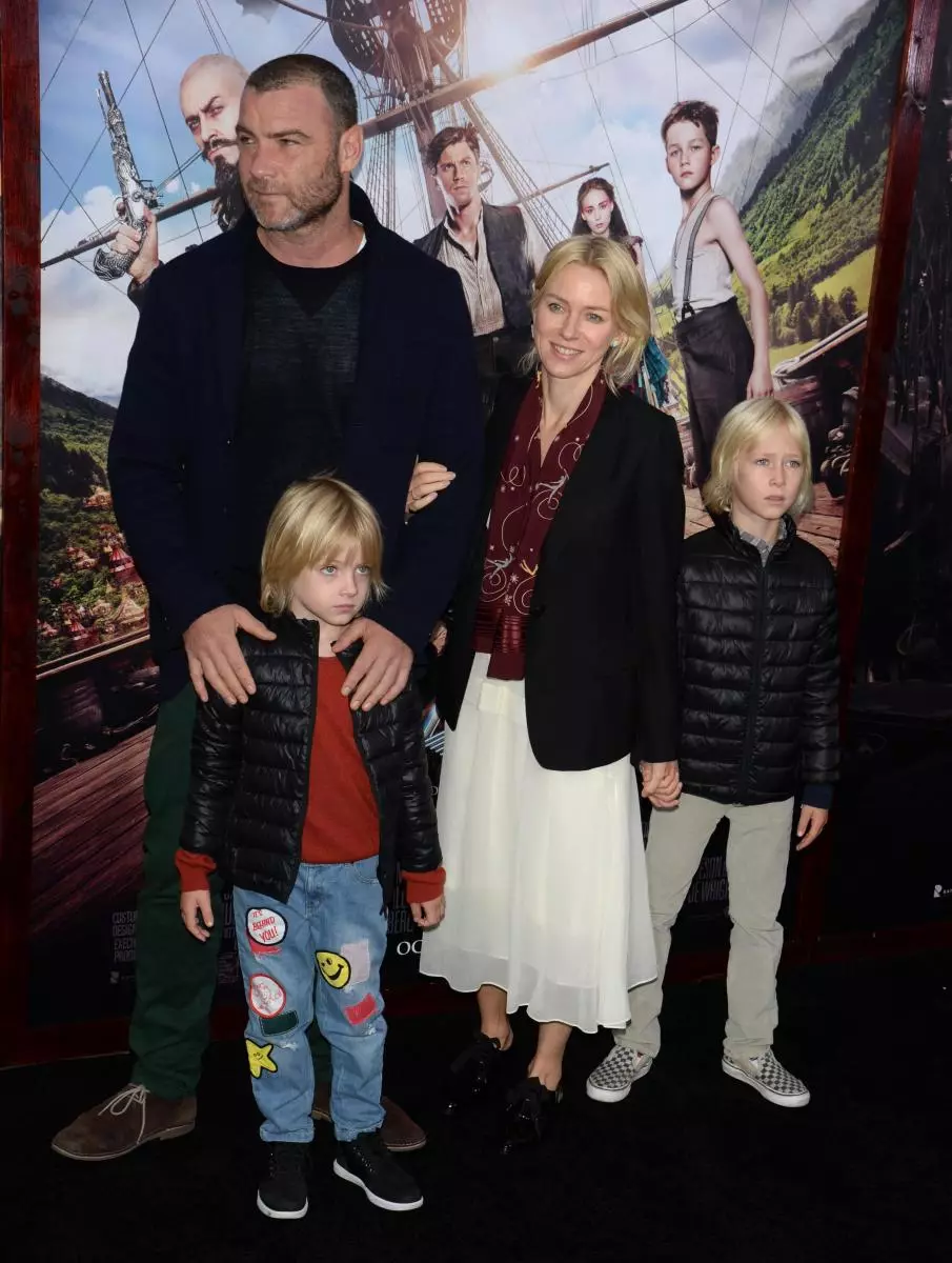 Com la mare i la filla: Naomi Watts a passejar amb un fill més jove Sammy 67461_1