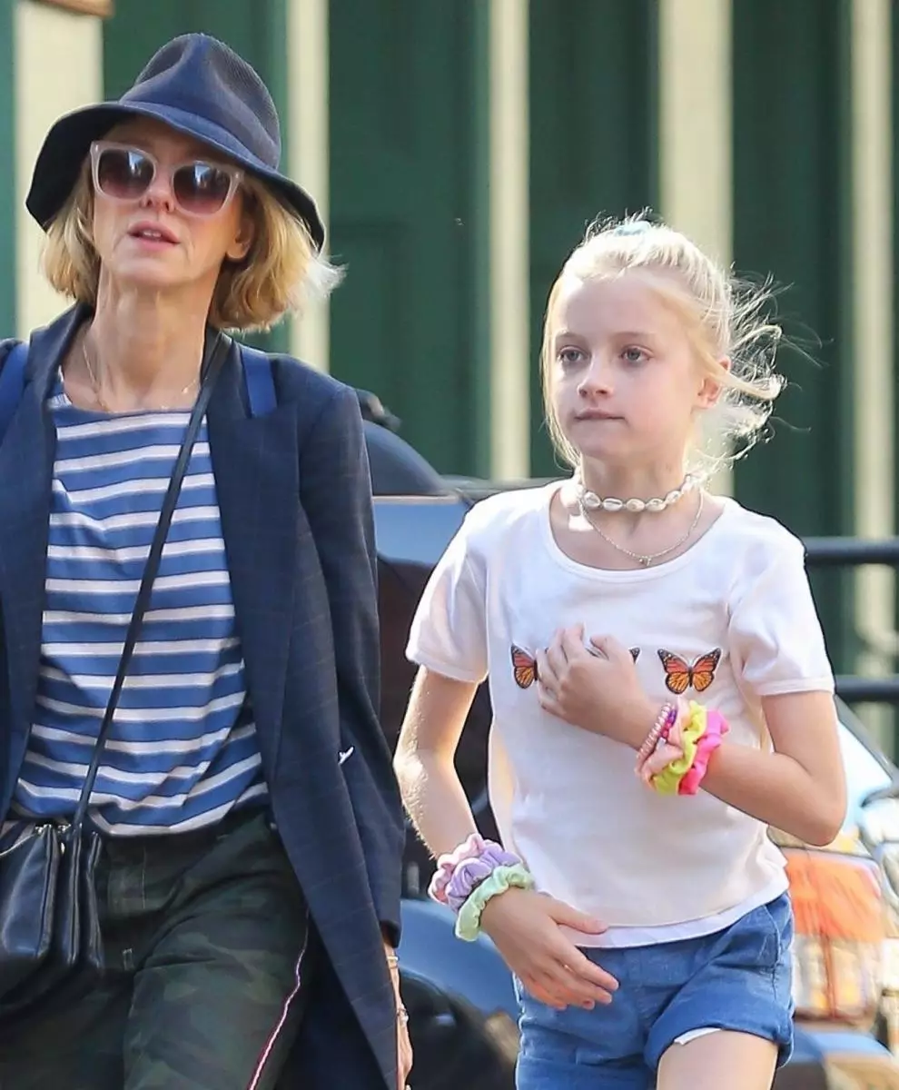 Come mamma e figlia: Naomi Watts a piedi con un figlio minore Sammy 67461_4