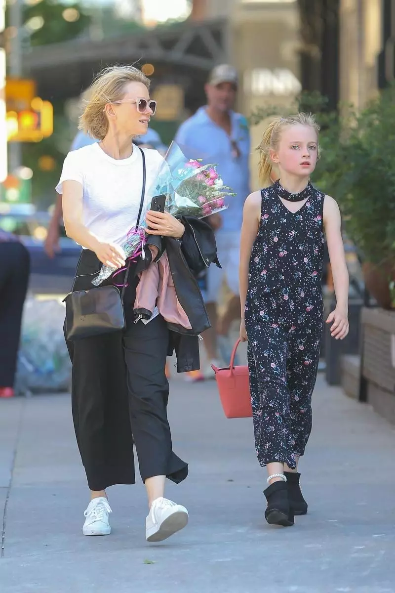 Soos ma en dogter: Naomi Watts op 'n wandeling met 'n jonger seun Sammy 67461_8