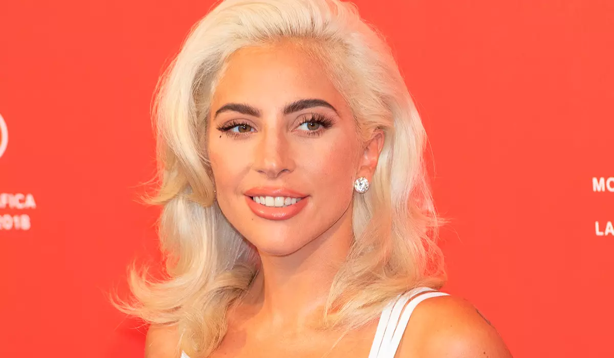 A hús ruhákból a póker arcra: Lady Gaga megismételte a kultusz képeit egy videóban