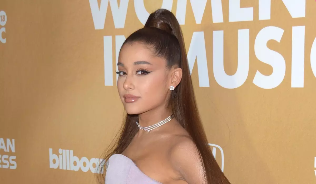 Bado pamoja: Ariana Grande alikumbuka riwaya na Dalton Gomez Romantic Picha