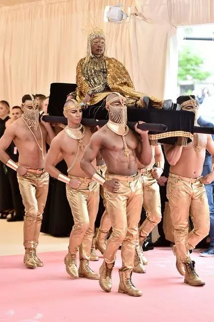 Creative Madness: dīvainākie un smieklīgi tērpi zvaigznēm uz Met Gala 2019 69137_3