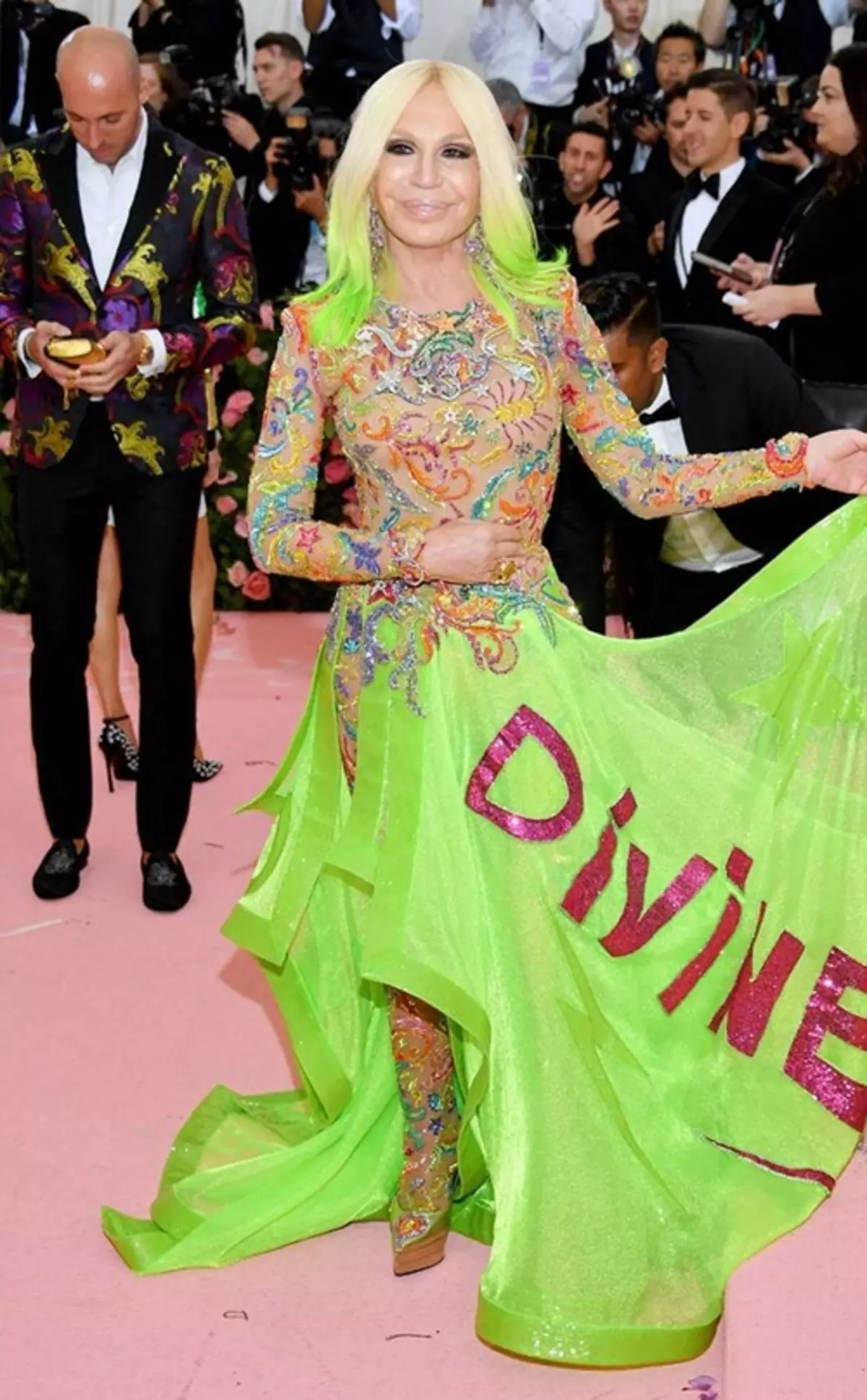 Creatieve waanzin: de vreemdste en belachelijke outfits van de sterren op met Gala 2019 69137_6