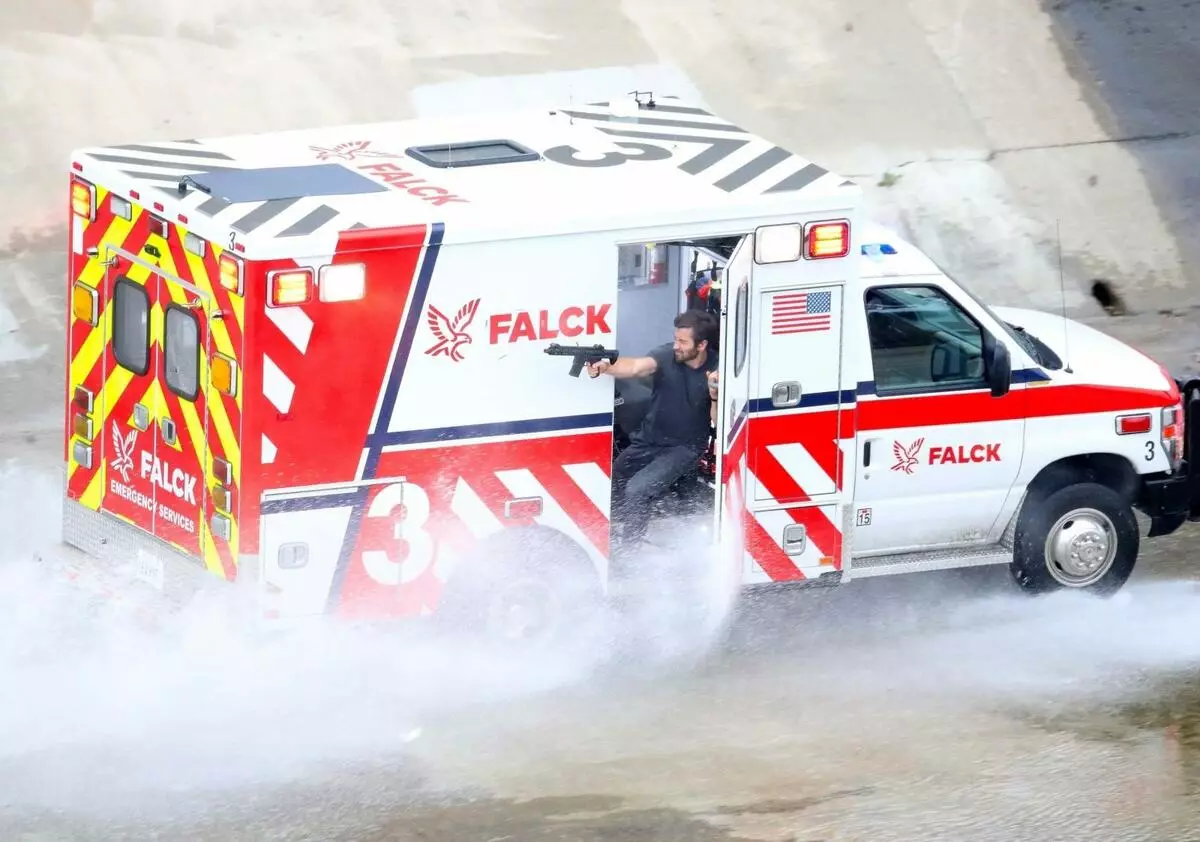Ritratt: Jake Gillenhol knocks off mill-għedewwa fuq is-sett ta 'ambulanza 69244_1
