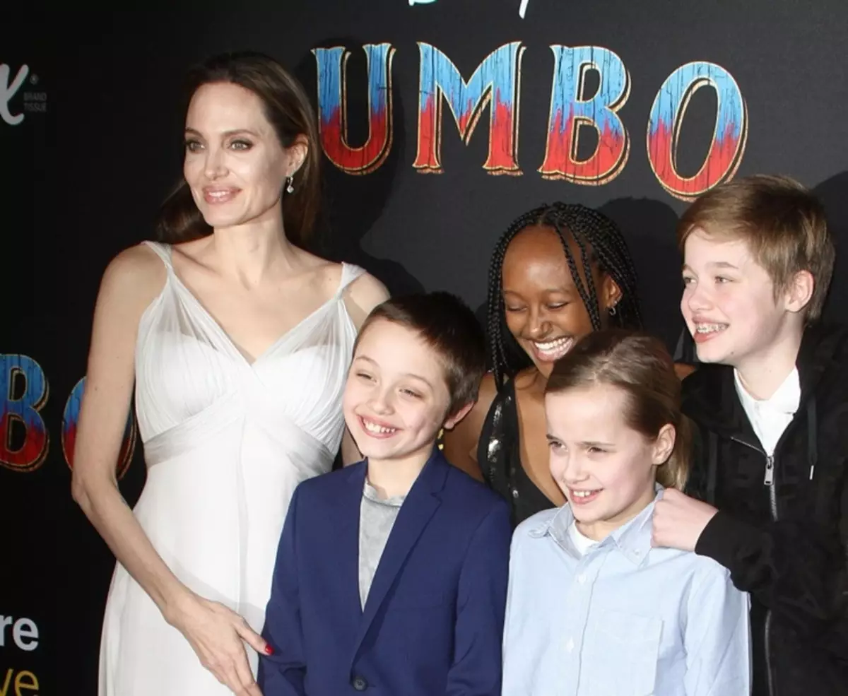 Angelina Jolie con bambini, Colin Farrell, Eva Green e altre stelle alla premiere di "Dambo" a Los Angeles