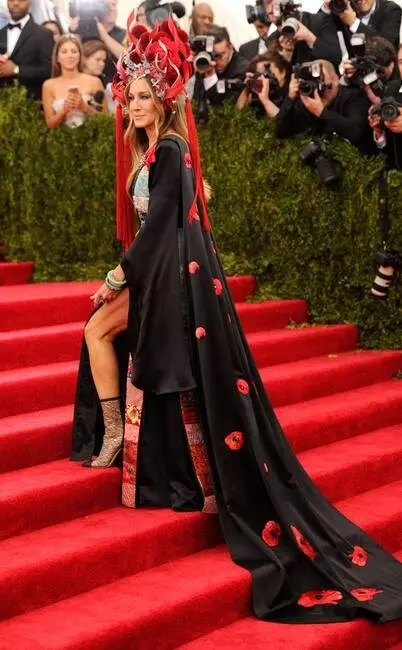 מ Rihanna כדי Jay Lo: למעלה 15 כוכבים בלתי נשכחים מן השטיח האדום פגש גאלה בשנים האחרונות 70038_15