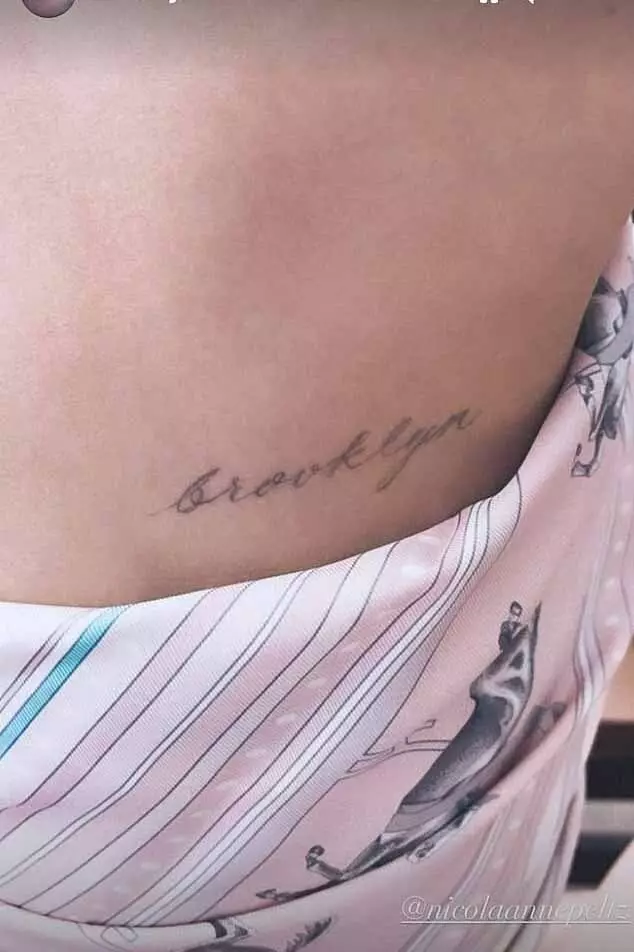 PAINTY: Bride Brooklyn Beckham tatuaje espido co seu nome 70523_1