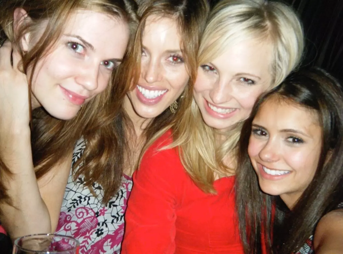 Nina Dobrev fai mai faatofa i le "Aiga" mai le "vamperies diaries" i Instagram