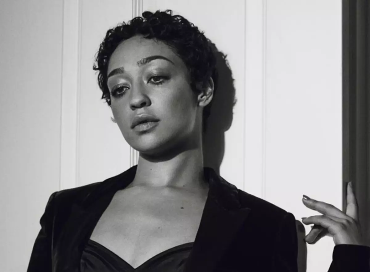 Ruth Negga sprak over de offline van Oscar en de roman met Dominica Cooper in de nieuwe fotosessie