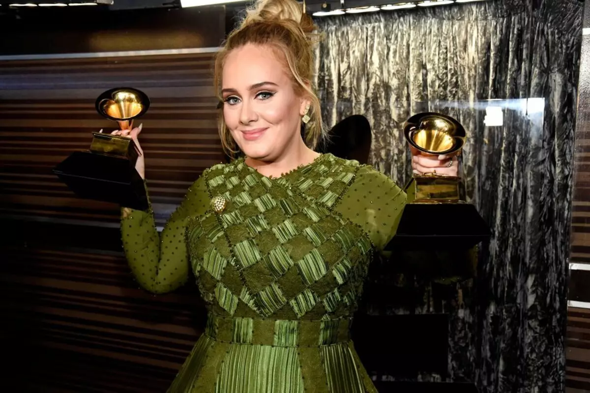 I-Grammy 2017: Abashayeli bezindiza abangamashumi amabili ngaphandle kwamabhulukwe, iDuet Lady Gaga neMetallica, inkokhiso uGeorge Michael kusuka ku-Adele nezinye izikhathi ezikhanyayo