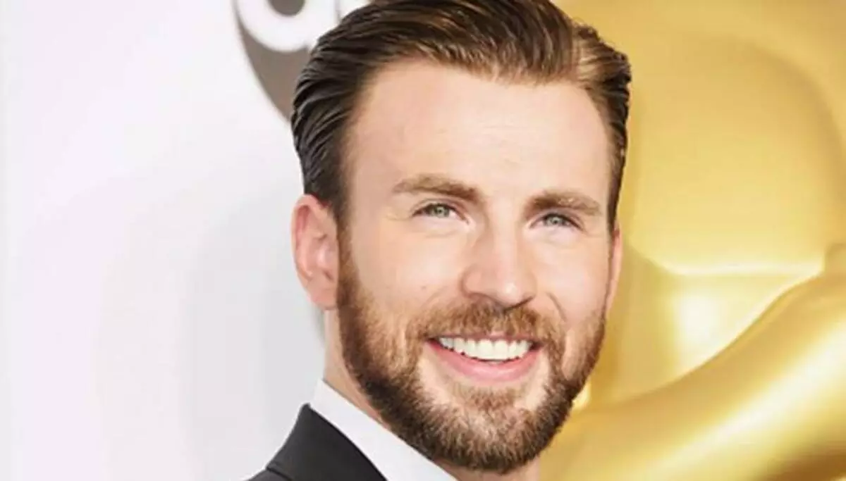 Nakakuha si Chris Evans sa susunod na pagtatalo sa pulitika sa Twitter