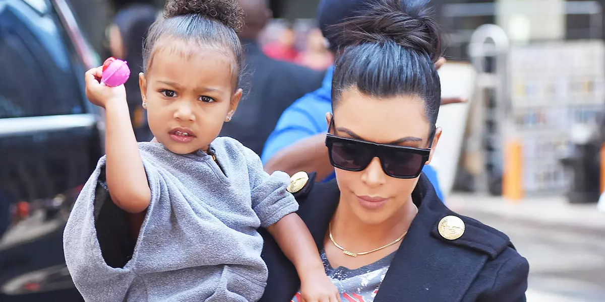 ลูกสาว Kim Kardashian และ Kanye West จัดเรียงฮิสทีเรียในทำเนียบขาว