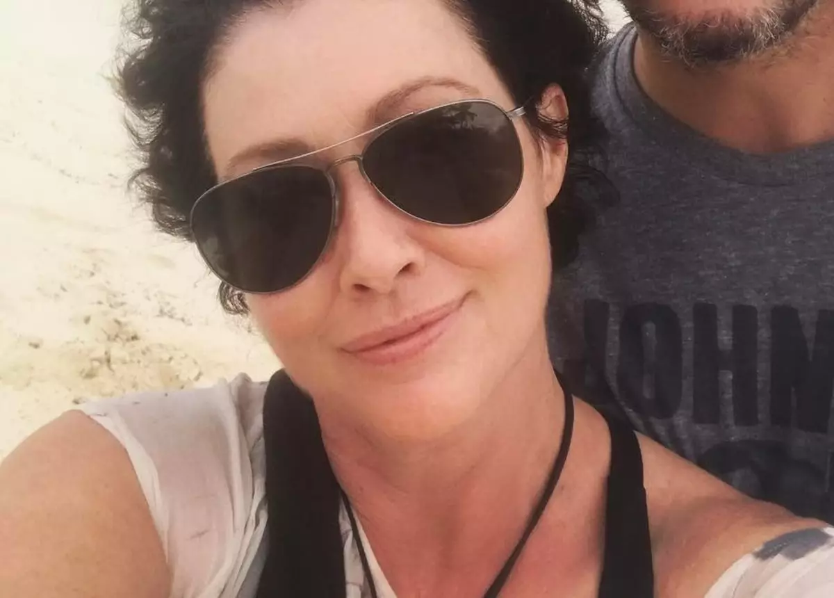 Déanann Shannen Doherty gruaig tar éis loghadh ailse