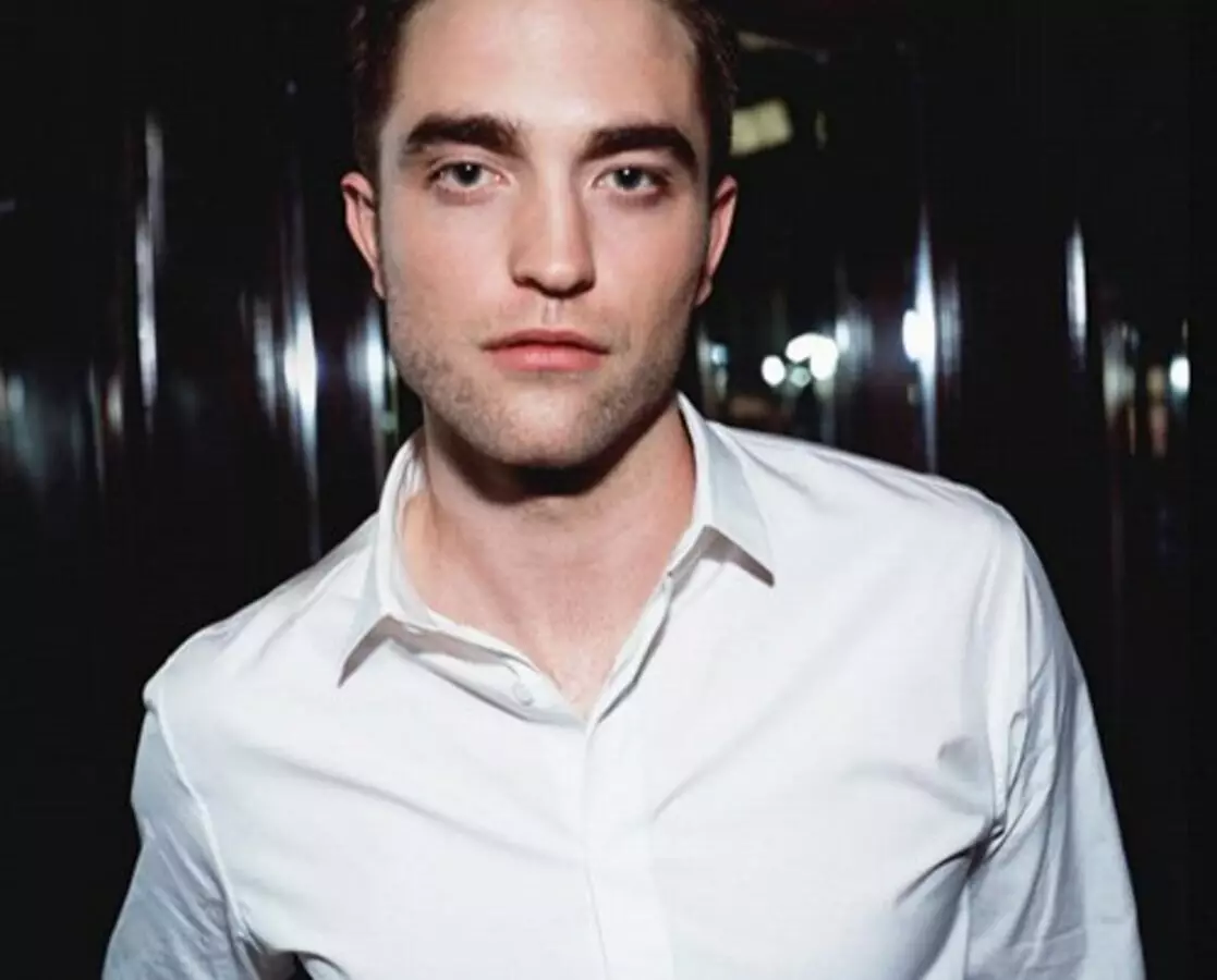 Robert Pattinson i totonu o le tusi talaaga i le vave uk. Oketopa 2013