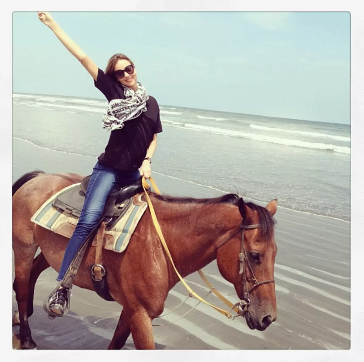 Stars on Twitter: Miranda Kerr on horseback, and Miley Cyrus inside a tiger 75692_9